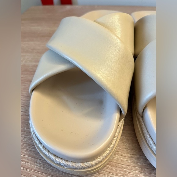 Vince Camuto vp-cresila Leather Beige Slides - Picture 4 of 10